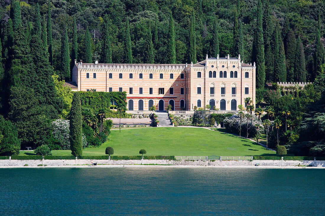 Palast nördlich von Garda, Gardasee, Provinz Verona, Veneto, Italien