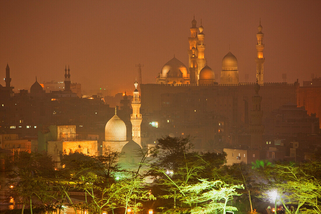 Blick auf die Al Azhar Moschee am Abend, Kairo, Ägypten, Afrika