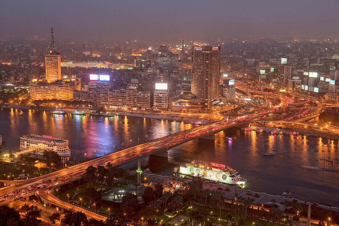 Blick auf den Nil und den Stadtteil Zamalek auf der Insel Gezira am Abend, Kairo, Ägypten, Afrika