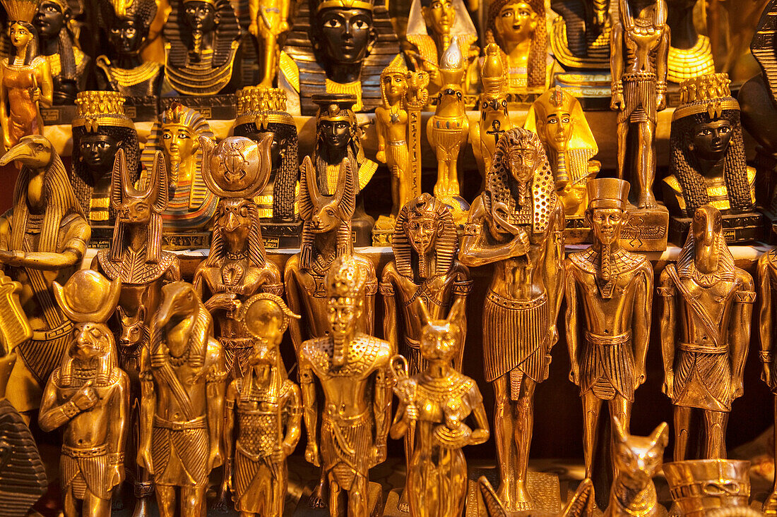 Glänzende Statuen ägytischer Pharaonen und Gottheiten, Bazaar Khan el-Khalili, Kairo, Ägypten, Afrika