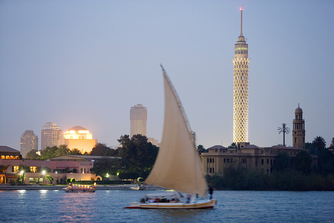 Feluke auf dem Nil in der Abenddämmerung, im Hintergrund Kairo Tower und Oper, Cairo, Ägypten, Afrika