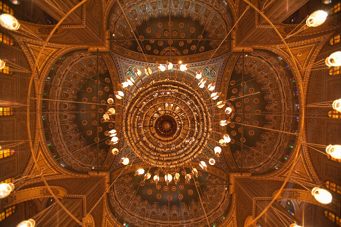 Blick von unten in die grosse Kuppel der Mohammed Ali Moschee, Kairo, Ägypten, Afrika