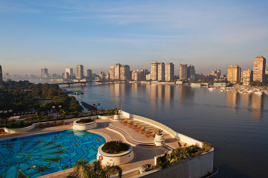 Blick auf Swimmingpool des Grand Hyatt Hotels und Hochhäuser am Ufer des Nil, Kairo, Ägypten, Afrika