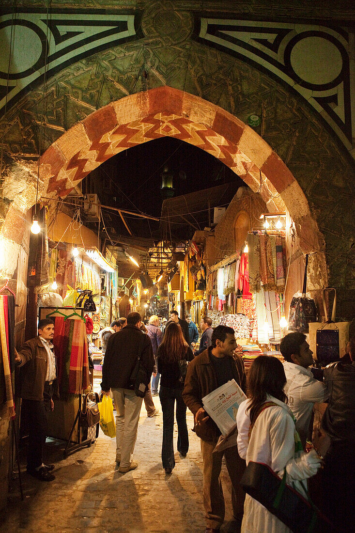 Menschen in einer Gasse im Basar Khan el-Khalili am Abend, Kairo, Ägypten, Afrika