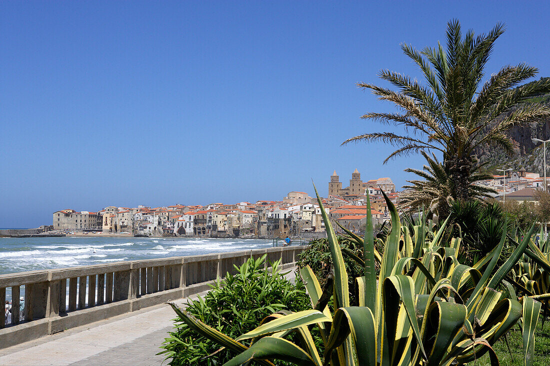 Promenade unter blauem Himmel mit Blick auf die Stadt Cefalu, Sizilien, Italien, Europa