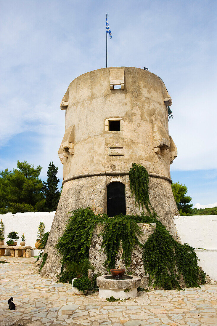 Bewachsener Turm im Kloster Agios Georgios Krimnon, Zakynthos, Ionische Inseln, Griechenland, Europa