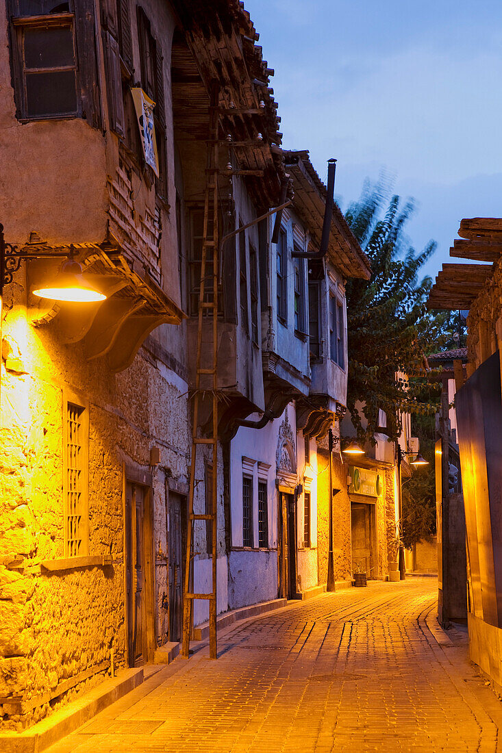 Häuserreihe in der Civelek Sok Strasse in der Altstadt am Abend, Antalya, Türkei, Europa