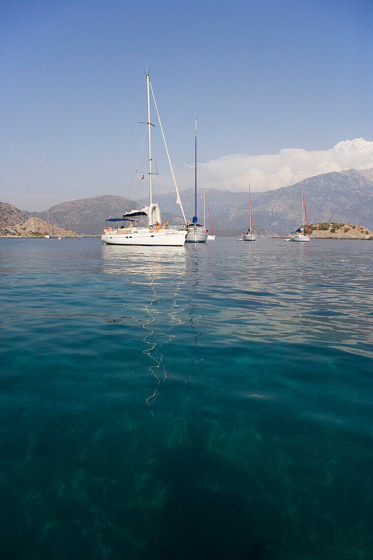 Boote ankern in der Karacaören Kükü Bucht vor der Halbinsel Iblis, Türkei, Europa