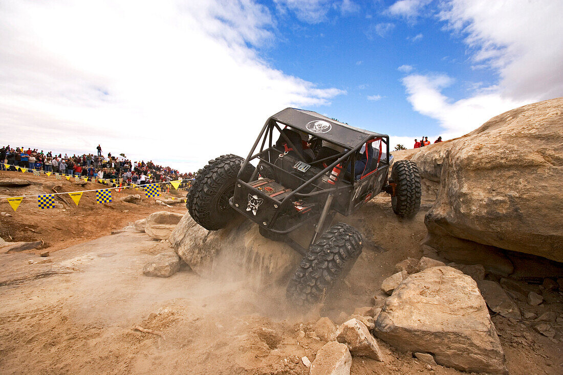 Blick auf einen Rennwagen der bei einem Rock Crawling Rennen über einen Felsen fährt, Rock Crawling, Moab, Utah, USA