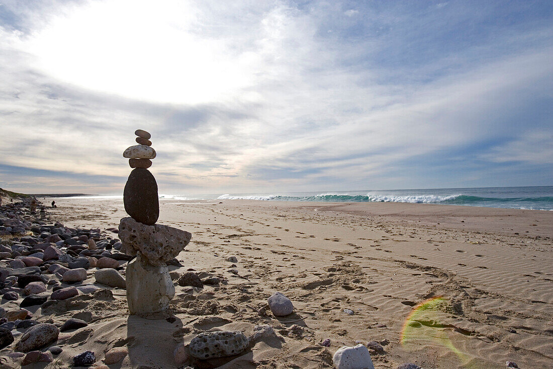 Blick über einen Strand mit einem Steinmännchen im Vordergrund, Punta Conejo, Baja California Süd, Mexiko