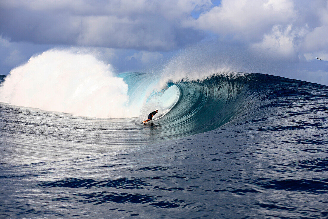 Blick auf eine hohl brechende Welle mit einem Surfer, Teahupoo, Tahiti, Französisch Polynesien, Süd Pazifik