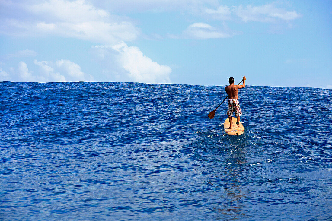 Standup paddle surfer paddling back to the lineup, Teahupoo, Tahiti, French Polynesien, South Pacific