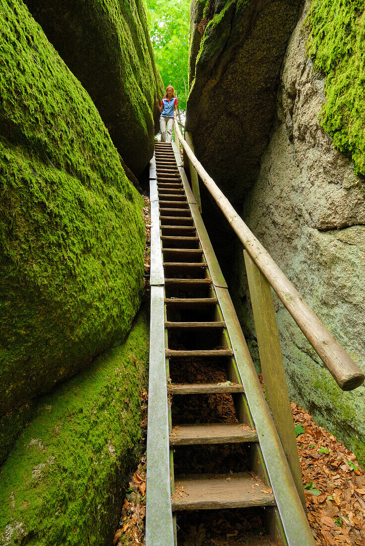 Frau auf einer Treppe im Felsenpark, Burg Falkenstein, Bayerischer Wald, Oberpfalz, Bayern, Deutschland