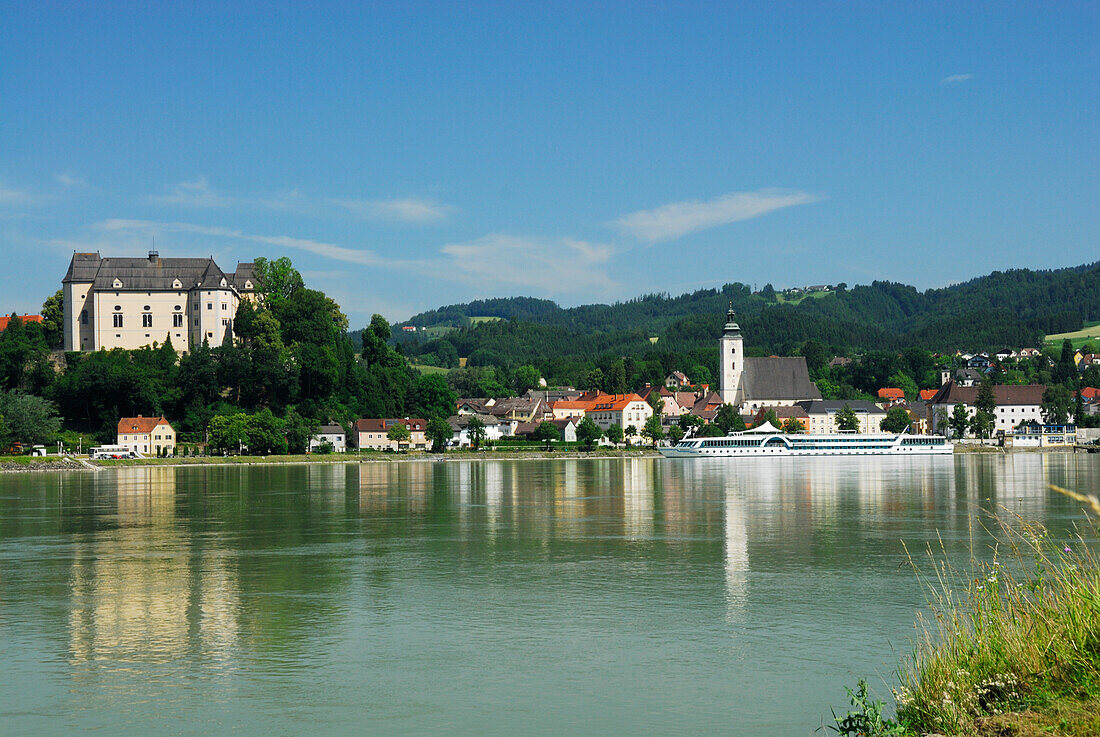 Blick über die Donau auf Grein mit Schloss, Oberösterreich, Österreich