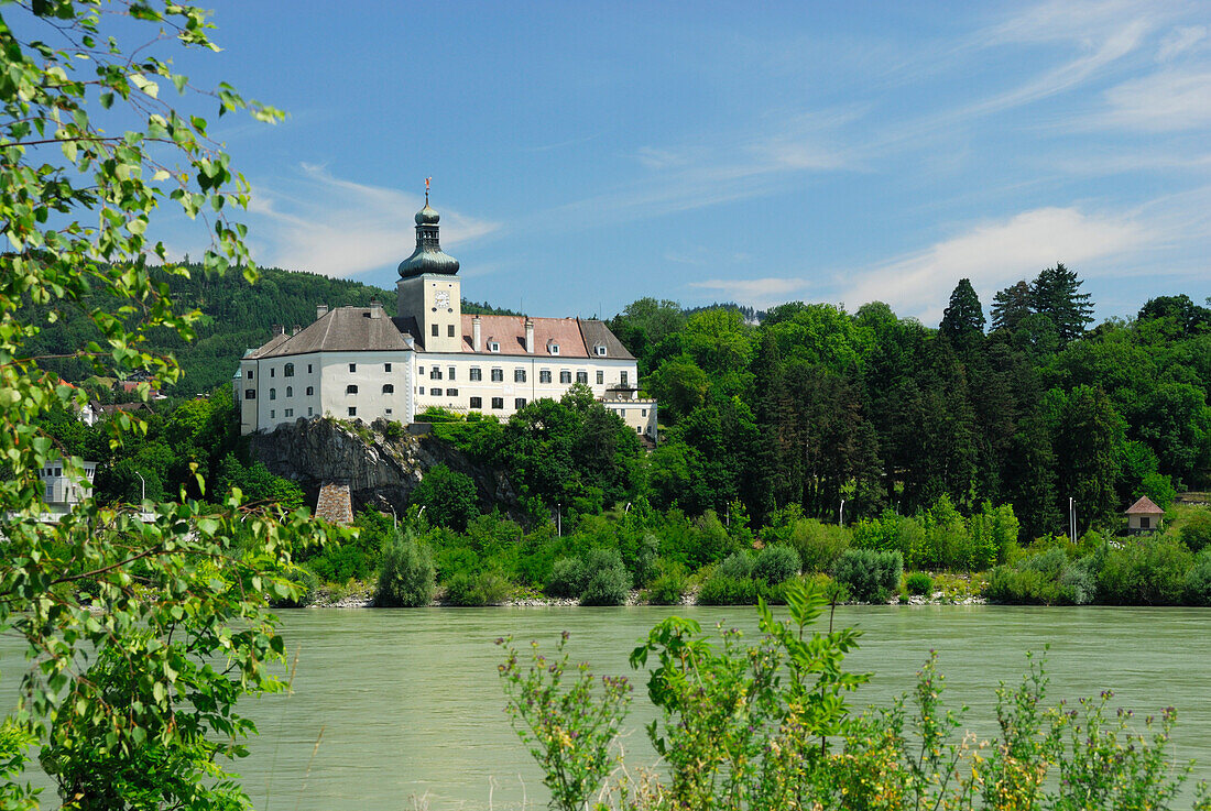 Blick über die Donau auf Schloss Persenbeug, Persenbeug, Niederösterreich, Österreich