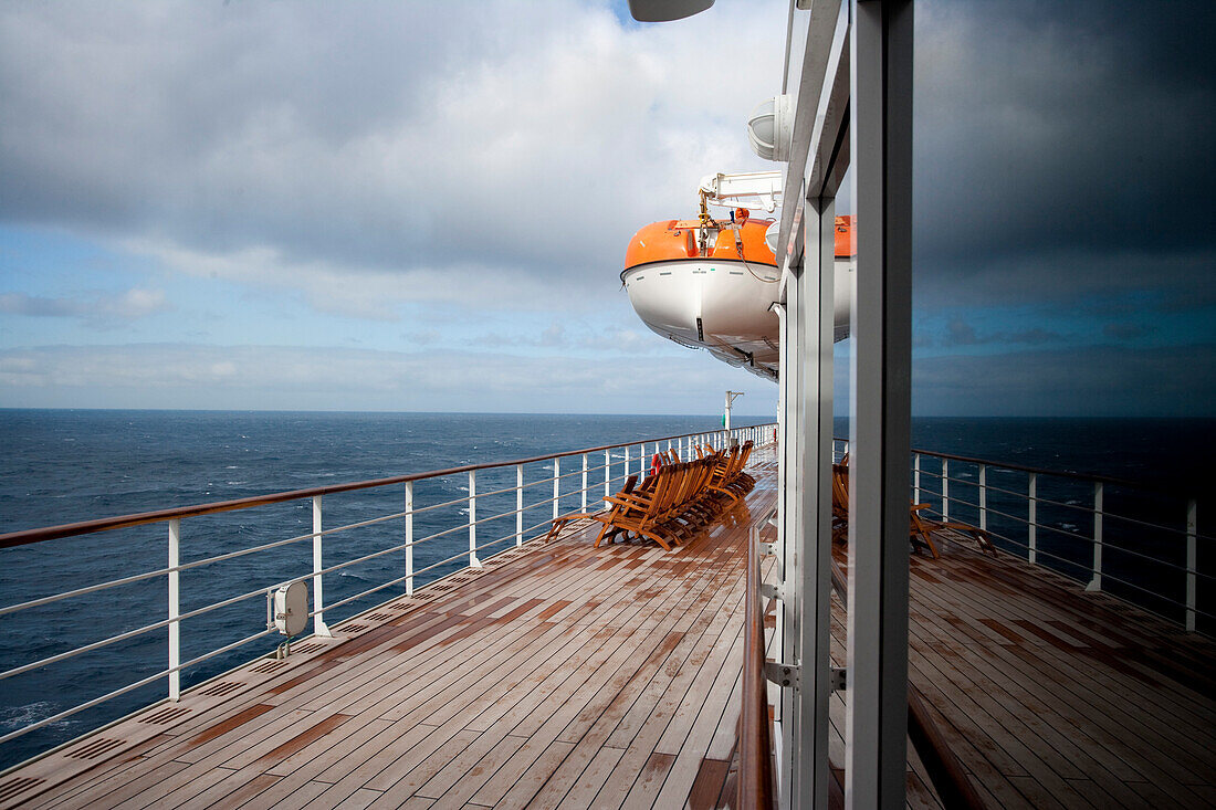 Promenade deck of the cruise ship Queen Mary 2, Transatlantic, Atlantic ocean