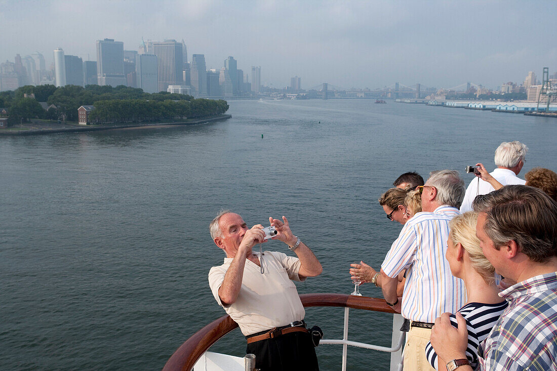 Departure from New York City, Passengers taking pictures on the afterdeck, quarterdeck, skyline New York City in the background, Cruise liner, Queen Mary 2, New York City, USA