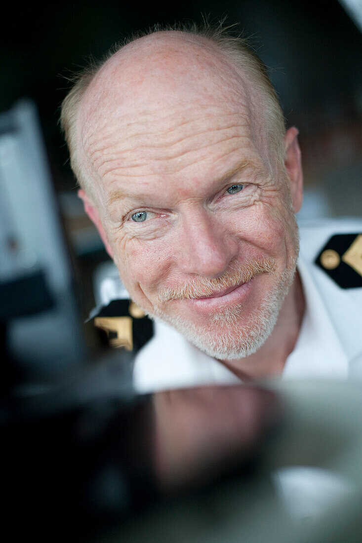 Kapitän Christopher Rynd mit einem Sextant auf der Brücke, Kreuzfahrtschiff Queen Mary 2