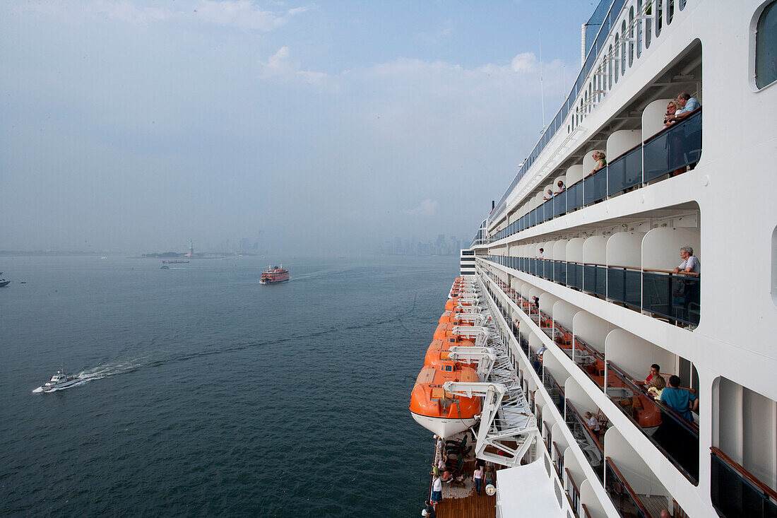 Cruise liner Queen Mary departing from New York City, USA