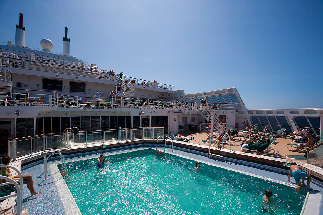 Großer Pool mit Sonnendeck, Passagiere beim Baden, Queen Mary 2, Kreuzfahrtschiff