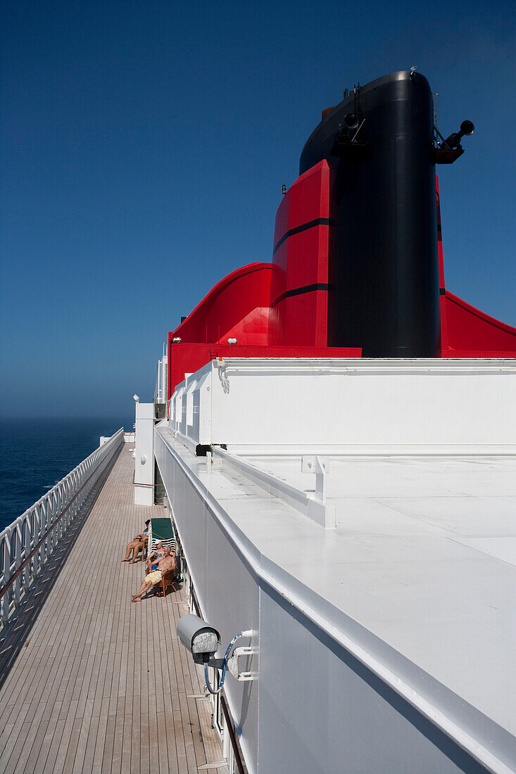 Sonnendeck mit Schornstein, Kreuzfahrtschiff, Queen Mary 2, Nordatlantik, Atlantik