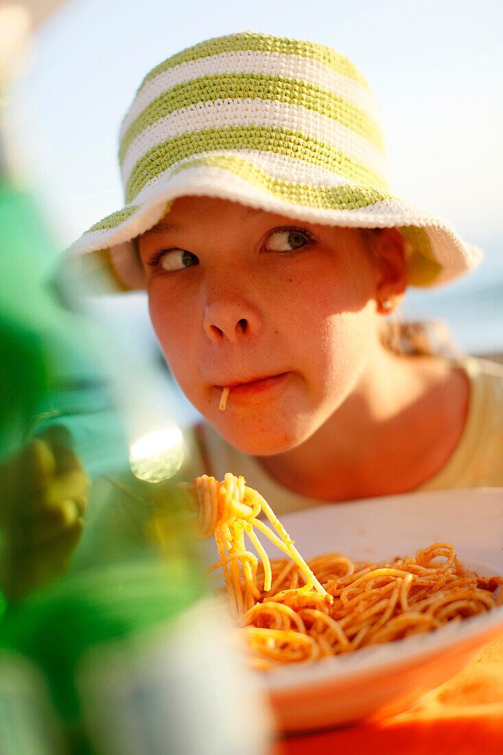 Mädchen isst Spaghetti, Formentera, Balearen, Spanien