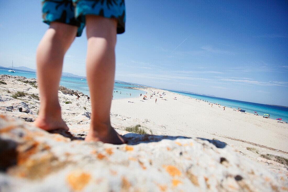 Junge am Strand, Strand les Illetes und Llevant, Formentera, Balearen, Spanien