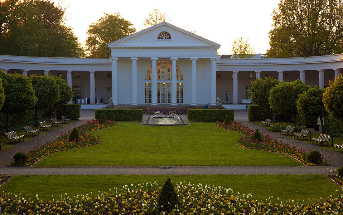 Kurgebäude im Kurpark von Bad Oeynhausen, Weserbergland, Nordrhein-Westfalen, Deutschland, Europa