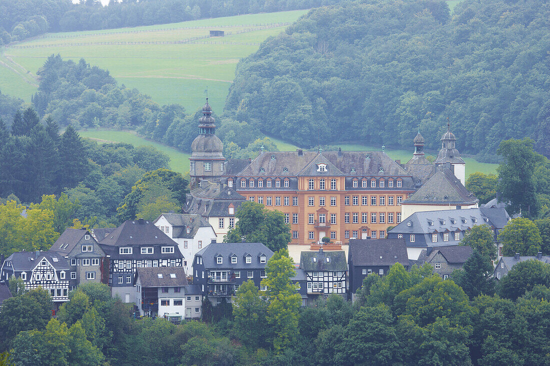 Blick auf Schloß Berleburg, Bad Berleburg, Rothaargebirge, Sauerland, Nordrhein-Westfalen, Deutschland