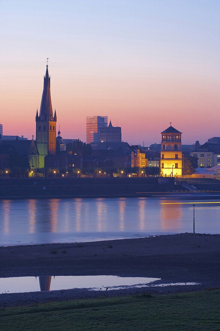 Blick über den Rhein auf die Altstadt von Düsseldorf, Nordrhein-Westfalen, Deutschland
