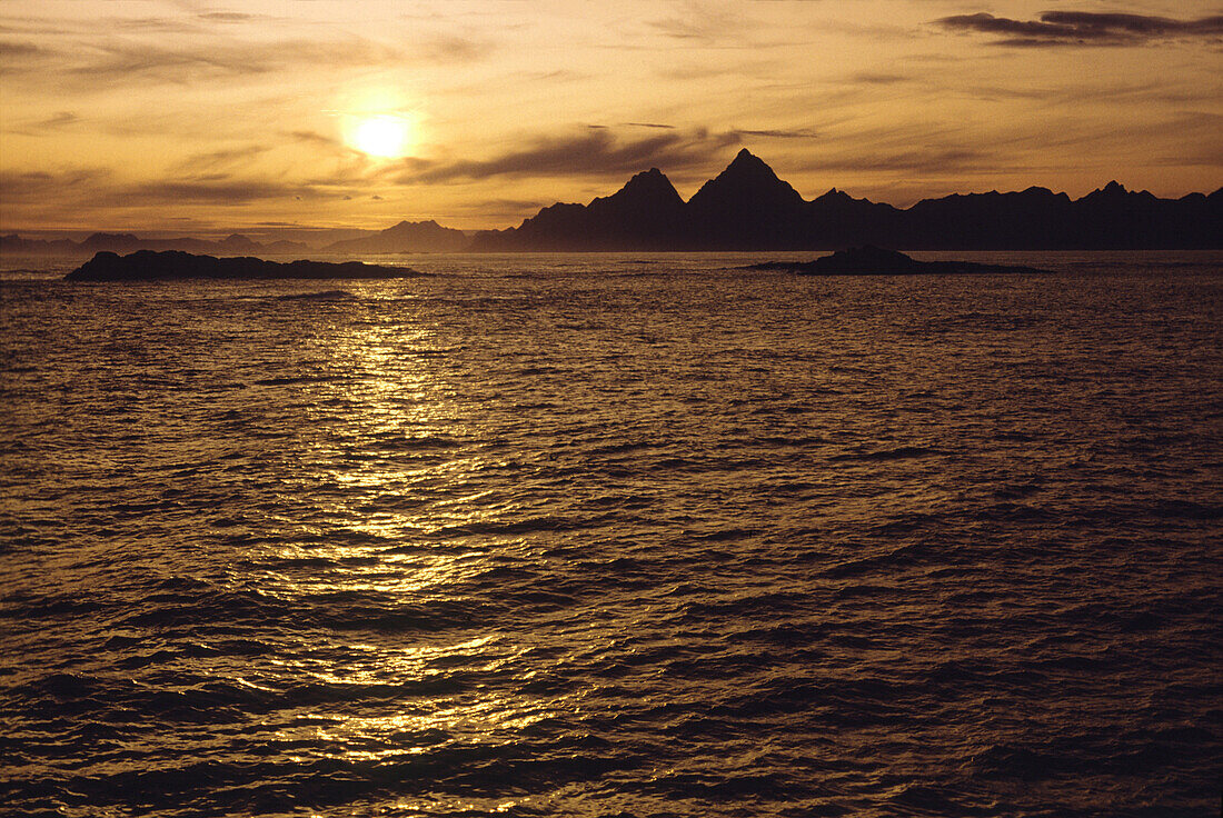 Midnight sun above the Lofoten Islands, Norway, Scandinavia, Europe