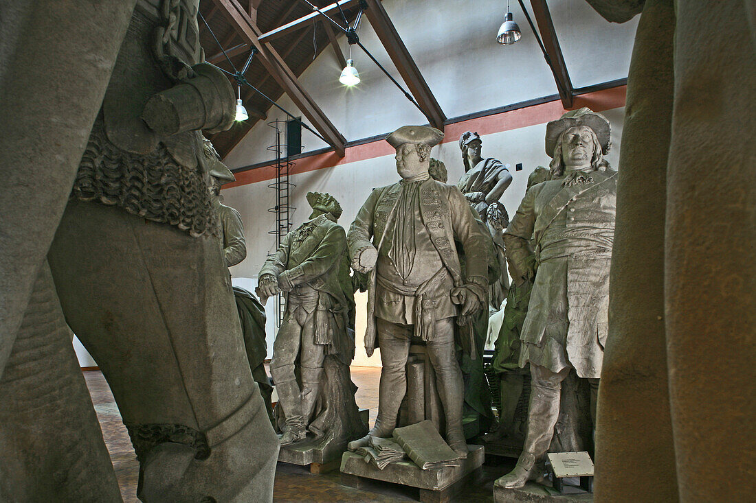 Berliner Lapidarium in einem ehemaligen Pumpwerk am Halleschen Ufer beherbergt historische Denkmale, Originale aus dem Tiergarten, dort Repliken, Ritter, Ratsherren, Herrscher