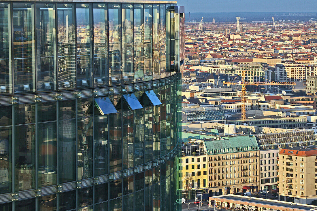 Blick über Sony Center und Berliner Dächer, Hochhaus, Glasfassade, DB Tower, Adlon Hotel