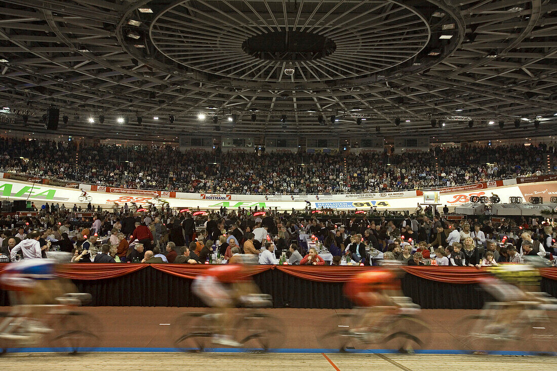Sechstagerennen im Velodrom, 1993 nach Plänen des französischen Architekten Dominique Perrault gebaute Velodrom hat eine Spannweite von 115 Metern, die 250 Meter lange Radrennbahn ist alljährlich Austragungsort des Sechstagerennens. 12.000  Zuschauerplätz
