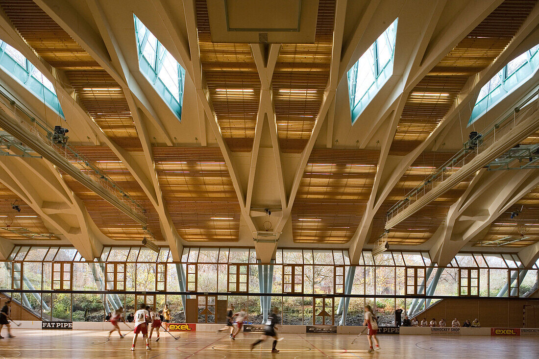 Die Sporthalle der Spreewaldschule am Winterfeldtplatz, während eines Floorball-Turniers, über der von den Architekten Baller entworfenen Holzträgerhalle befindet sich ein begrünter Spielplatz der Kindertagesstätte
