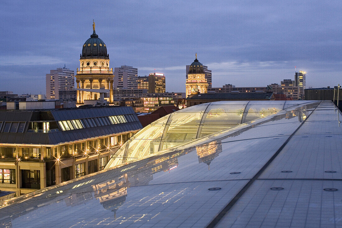 Blick über Glasdach auf Deutscheren und Französischen Dom am Abend, Berlin, Deutschland