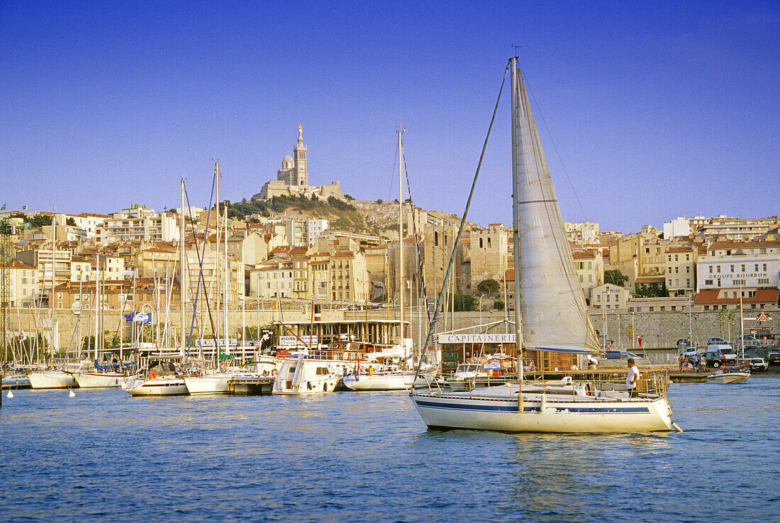 Segelboote im Hafen Vieux Port vor der Kirche Notre-Dame-de-la-Garde, Marseille, Provence, Frankreich, Europa