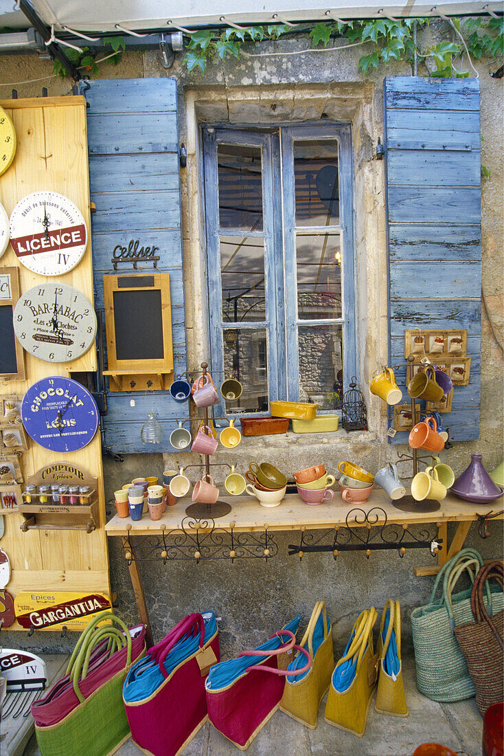 Farbenfrohe Taschen und Keramik vor einem Souvenirladen, Gordes, Vaucluse, Provence, Frankreich, Europa