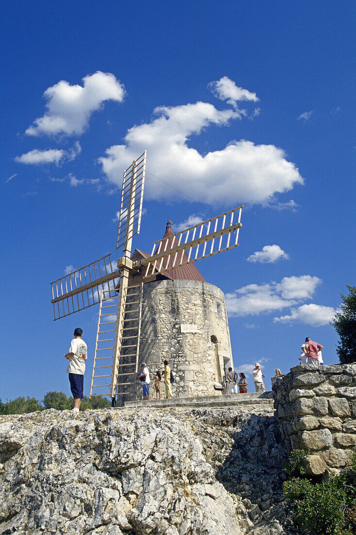 Windmühle von Daudet unter Wolkenhimmel, Bouches-du-Rhone, Provence, Frankreich, Europa