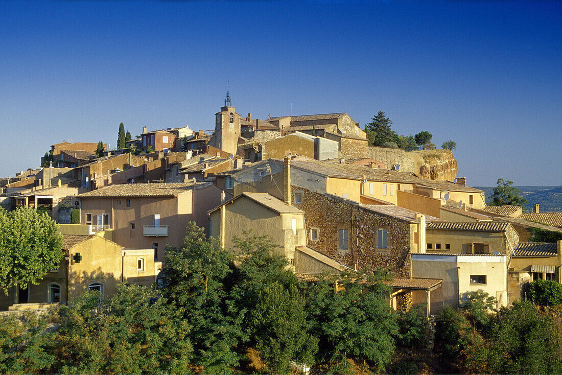 Häuser der Stadt Roussillon unter blauem Himmel, Roussillon, Vaucluse, Provence, Frankreich, Europa