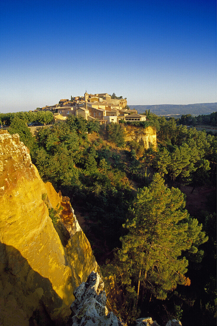 Blick über die Ockerfelsen nach Roussillon, Vaucluse, Provence, Frankreich, Europa
