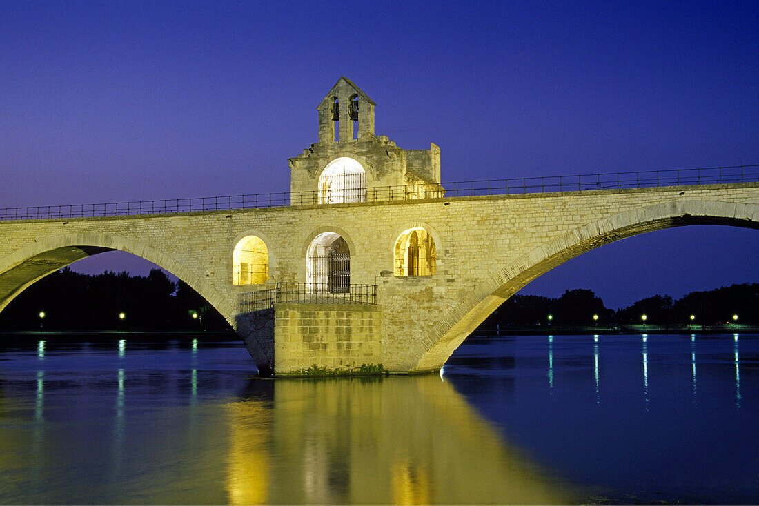 Die Brücke Pont St. Benezet über dem Fluss Rhone am Abend, Avignon, Vaucluse, Provence, Frankreich, Europa