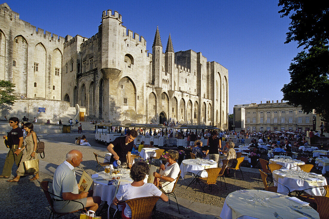 Restaurantgäste sitzen an Tischen vor dem Papstpalast, Avignon, Vaucluse, Provence, Frankreich, Europa