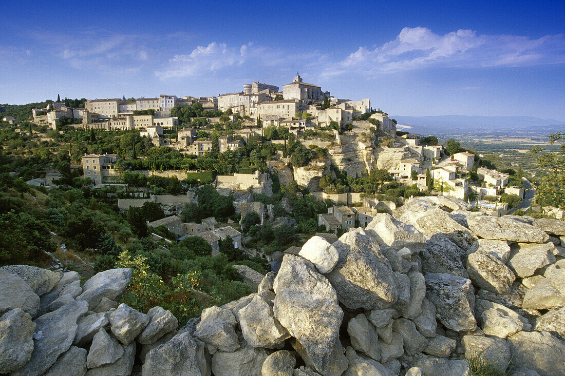 Blick auf das Dorf Gordes im Sonnenlicht, Vaucluse, Provence, Frankreich, Europa