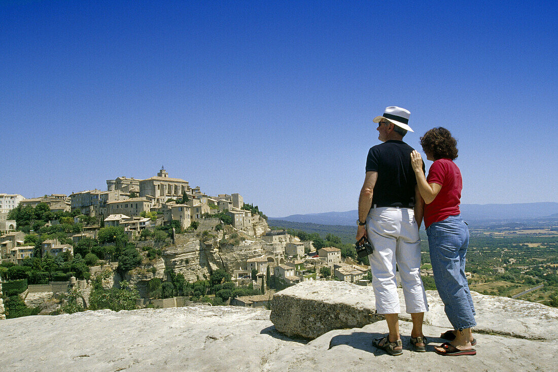 Paar betrachtet das Dorf Gordes, Vaucluse, Provence, Frankreich, Europa