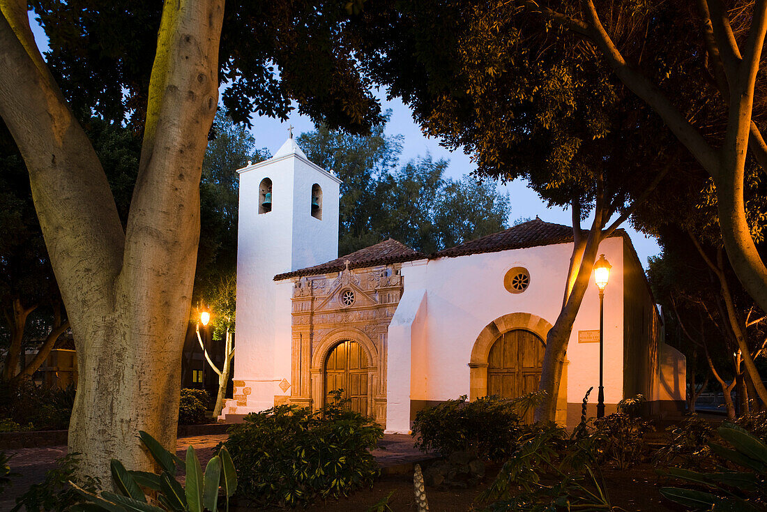 Die Kirche Iglesia de Virgen de La Regla am Abend, Pajara, Fuerteventura, Kanarische Inseln, Spanien, Europa