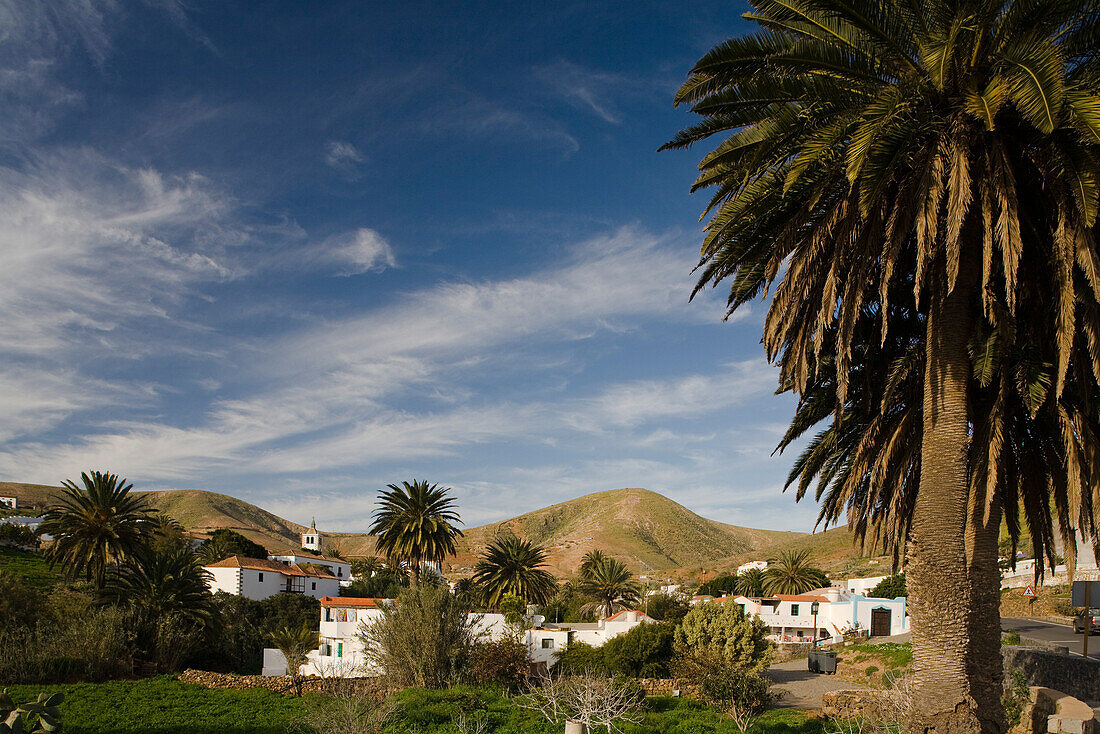 Das Dorf Betancuria unter Wolkenhimmel, Parque Natural de Betancuria, Fuerteventura, Kanarische Inseln, Spanien, Europa