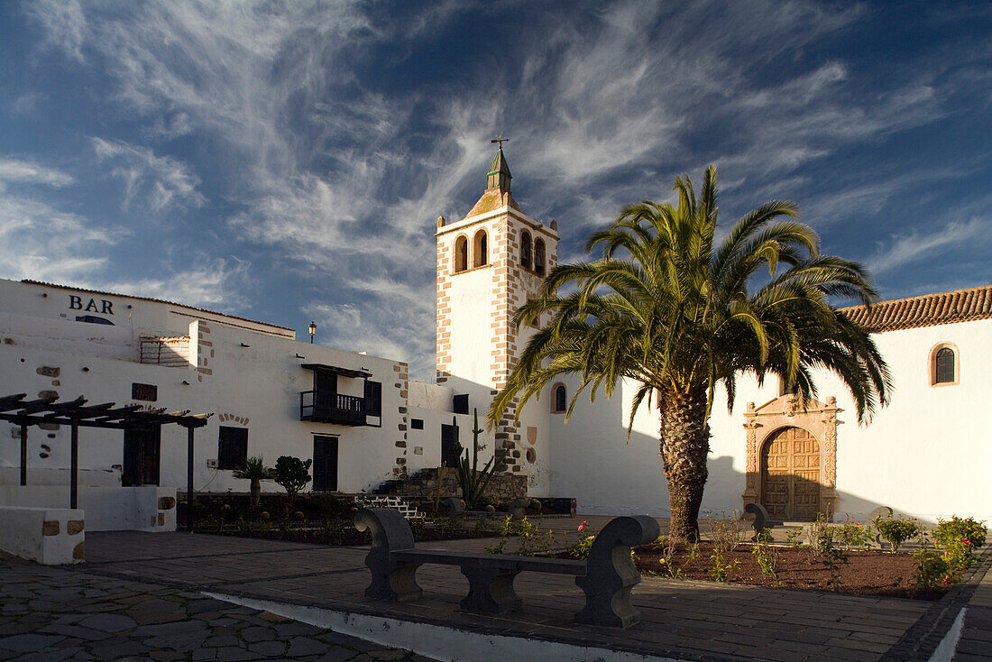 Die Kirche Iglesia de Santa Maria unter Wolkenhimmel, Betancuria, Fuerteventura, Kanarische Inseln, Spanien, Europa