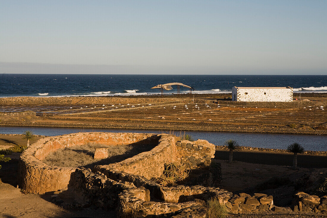 Meersalzgewinnung, Saline an der Küste, Las Salinas del Carmen, Salz Museum, Fuerteventura, Kanarische Inseln, Spanien, Europa