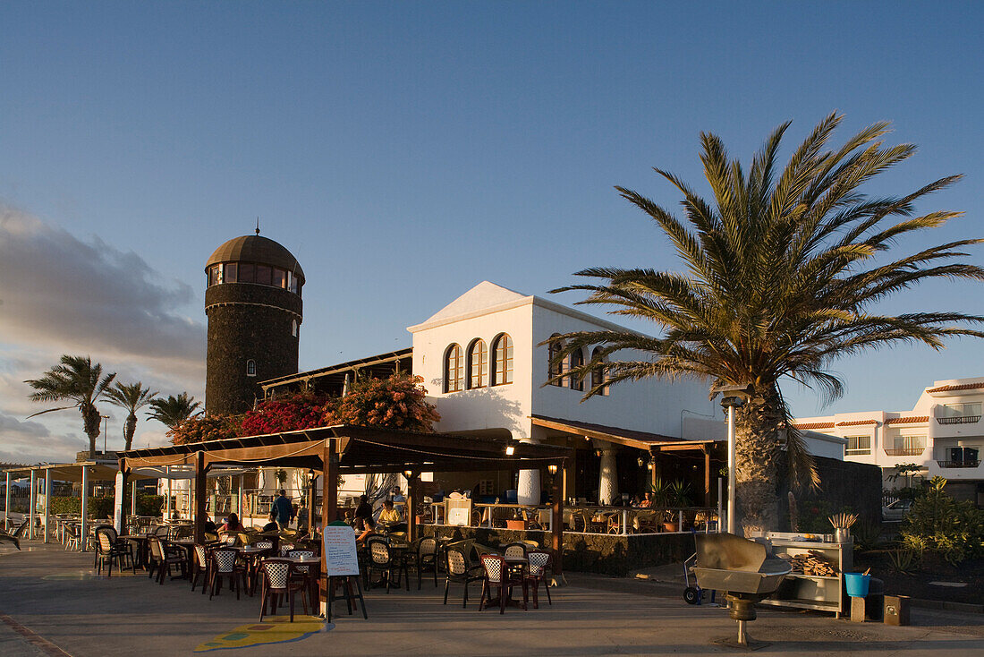 Restaurant am Hafen Puerto Castillo im Sonnenlicht, Castillo de Fustes, Costa Caleta, Fuerteventura, Kanarische Inseln, Spanien, Europa